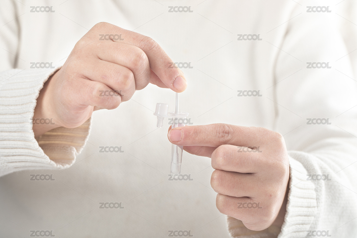 平拍手拿著鼻咽拭子在洗脫管中攪拌采樣（主預(yù)覽-2658419） - 未分類 - 站酷設(shè)計師丫姐原創(chuàng)素材 - 站酷ZCOOL