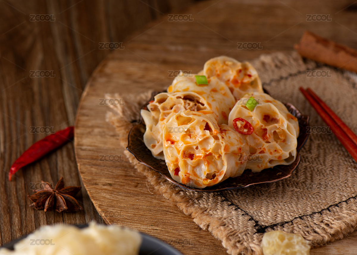 木色背景上餐具里盛放的涼拌面藕（主預(yù)覽-6649226） - 未分類 - 站酷設(shè)計師密斯楊攝影原創(chuàng)素材 - 站酷ZCOOL