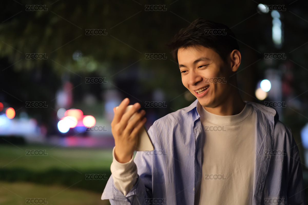英俊的年輕中國男人看著手機(jī)開心快樂的笑（主預(yù)覽-787636） - 未分類 - 站酷設(shè)計師蘿卜頭愛旅游原創(chuàng)素材 - 站酷ZCOOL