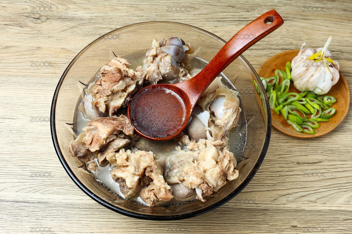 木勺舀起骨頭湯放在大玻璃碗里（主預(yù)覽-6927281） - 未分類 - 站酷設(shè)計(jì)師沉默的螺旋JN原創(chuàng)素材 - 站酷ZCOOL