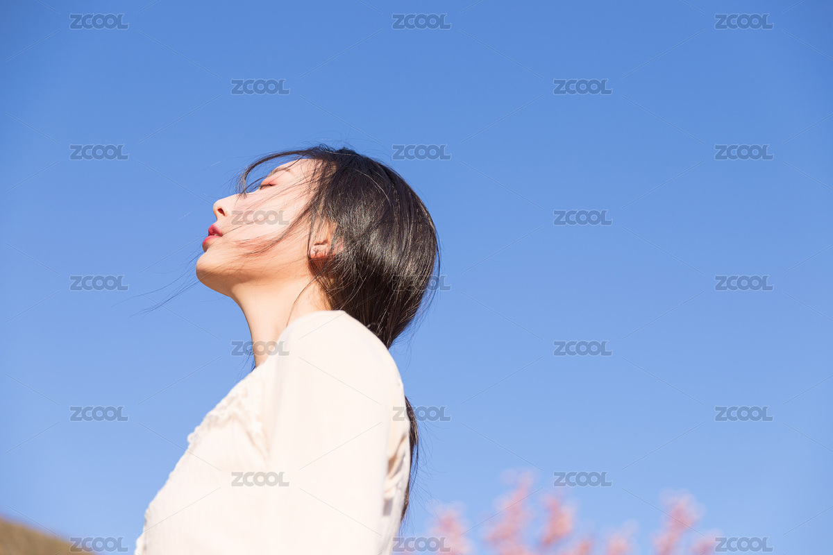 櫻花美女仰頭享受美好天氣（主預(yù)覽-4589730） - 未分類 - 站酷設(shè)計師錢永澤原創(chuàng)素材 - 站酷ZCOOL
