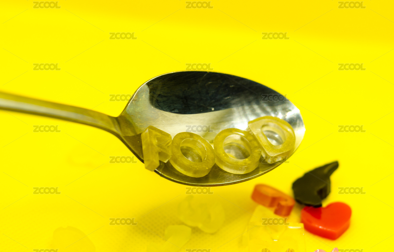 勺子里摆放着英文food