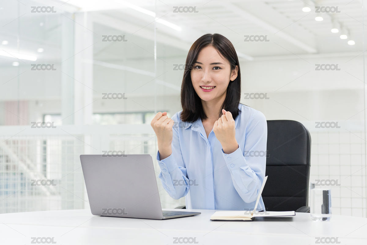 年輕的亞洲職業(yè)女性做成功了一些事情，舉起自己的胳膊（主預(yù)覽-2586604） - 未分類 - 站酷設(shè)計(jì)師ddukang原創(chuàng)素材 - 站酷ZCOOL