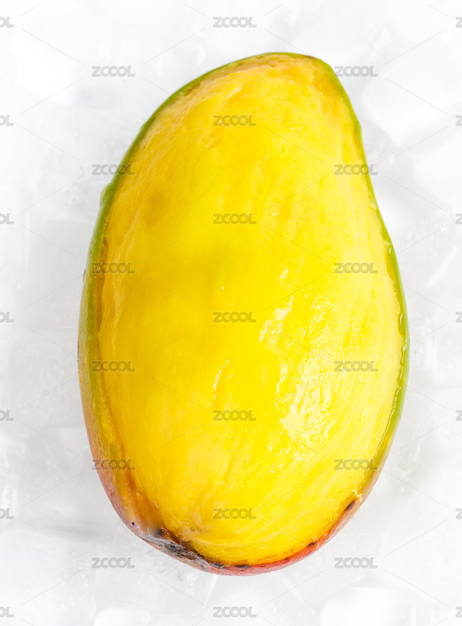 白底冰塊上放著一個(gè)撕開(kāi)半邊皮的彩芒（主預(yù)覽-7806471） - 未分類(lèi) - 站酷設(shè)計(jì)師PAOPAO攝影工作室原創(chuàng)素材 - 站酷ZCOOL