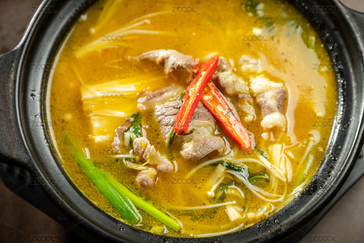 棕色木紋桌上放著一碗酸湯肥牛砂鍋（主預(yù)覽-7077596） - 未分類 - 站酷設(shè)計(jì)師濤麟攝影原創(chuàng)素材 - 站酷ZCOOL