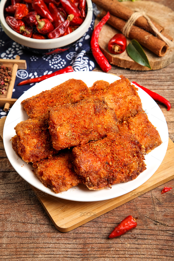 木板上放著一盤香酥帶魚（主預覽-5003710） - 未分類 - 站酷設計師PAOPAO攝影工作室原創(chuàng)素材 - 站酷ZCOOL