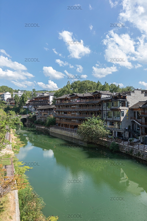 湖南湘西芙蓉鎮(zhèn)河畔古雅民居映藍天碧水（主預覽-12632228） - 未分類 - 站酷設(shè)計師原野三月原創(chuàng)素材 - 站酷ZCOOL