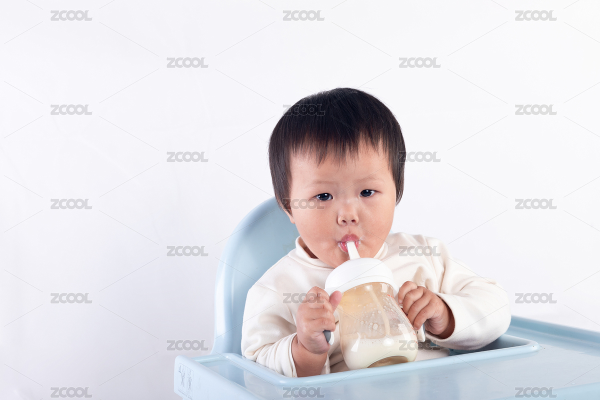 亞洲寶寶坐在兒童餐桌上雙手緊握奶瓶喝奶（主預(yù)覽-1472884） - 未分類 - 站酷設(shè)計(jì)師丫姐原創(chuàng)素材 - 站酷ZCOOL