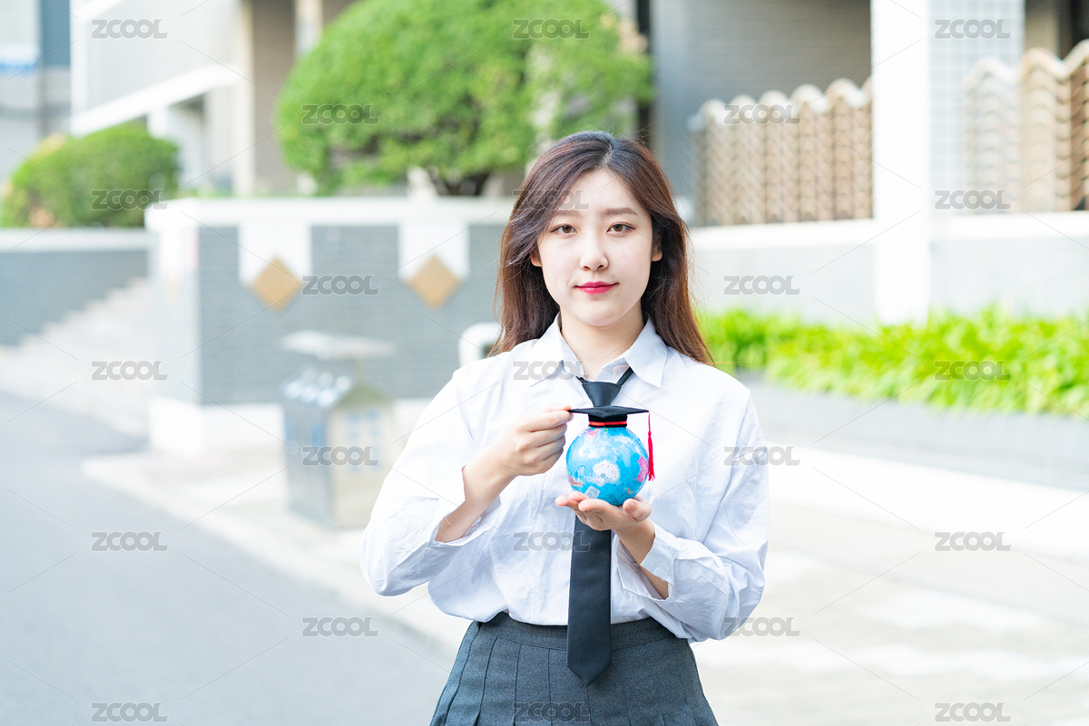 一個美女大學(xué)生手拿著地球儀和畢業(yè)帽俏皮可愛清純的微笑看鏡頭教育出國留學(xué)學(xué)習(xí)校園生活概念（主預(yù)覽-4099435） - 未分類 - 站酷設(shè)計師D123D4原創(chuàng)素材 - 站酷ZCOOL