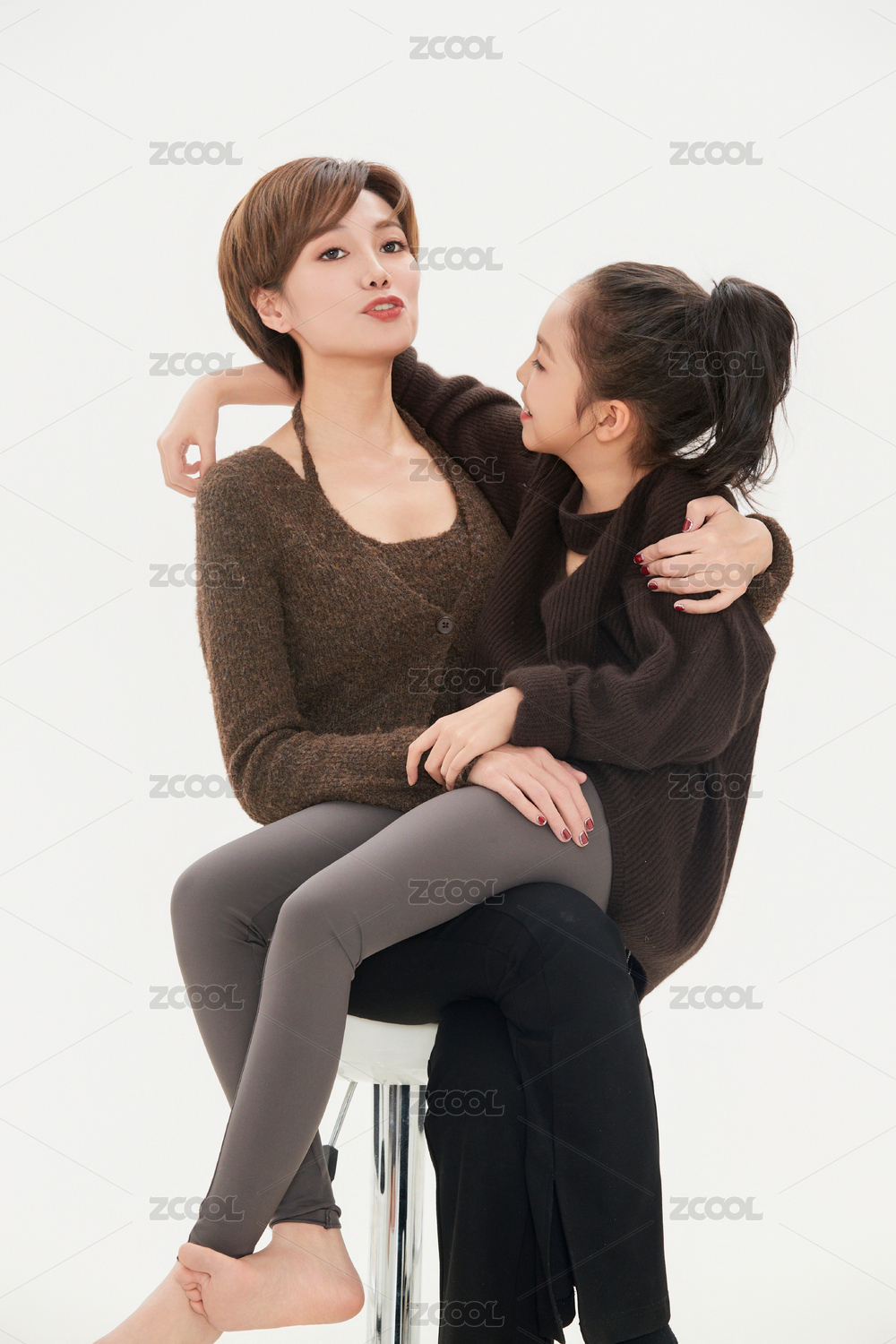 白色背景里的美丽妈妈与可爱女儿亲子人像