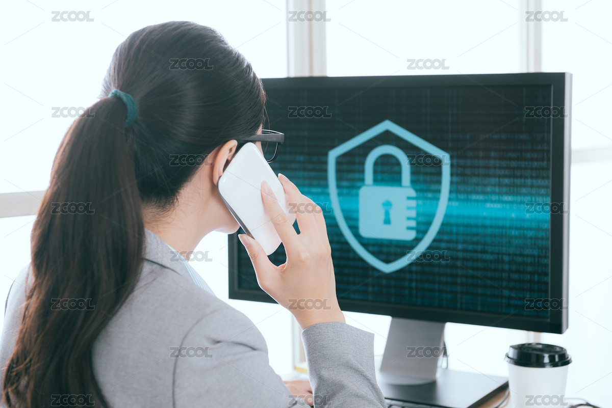 使用移動手機客戶交談解釋網(wǎng)上信息安全的重要性黑色長發(fā)的女商人后視圖照片。（主預覽-7607267） - 未分類 - 站酷設計師PRImageFactory原創(chuàng)素材 - 站酷ZCOOL