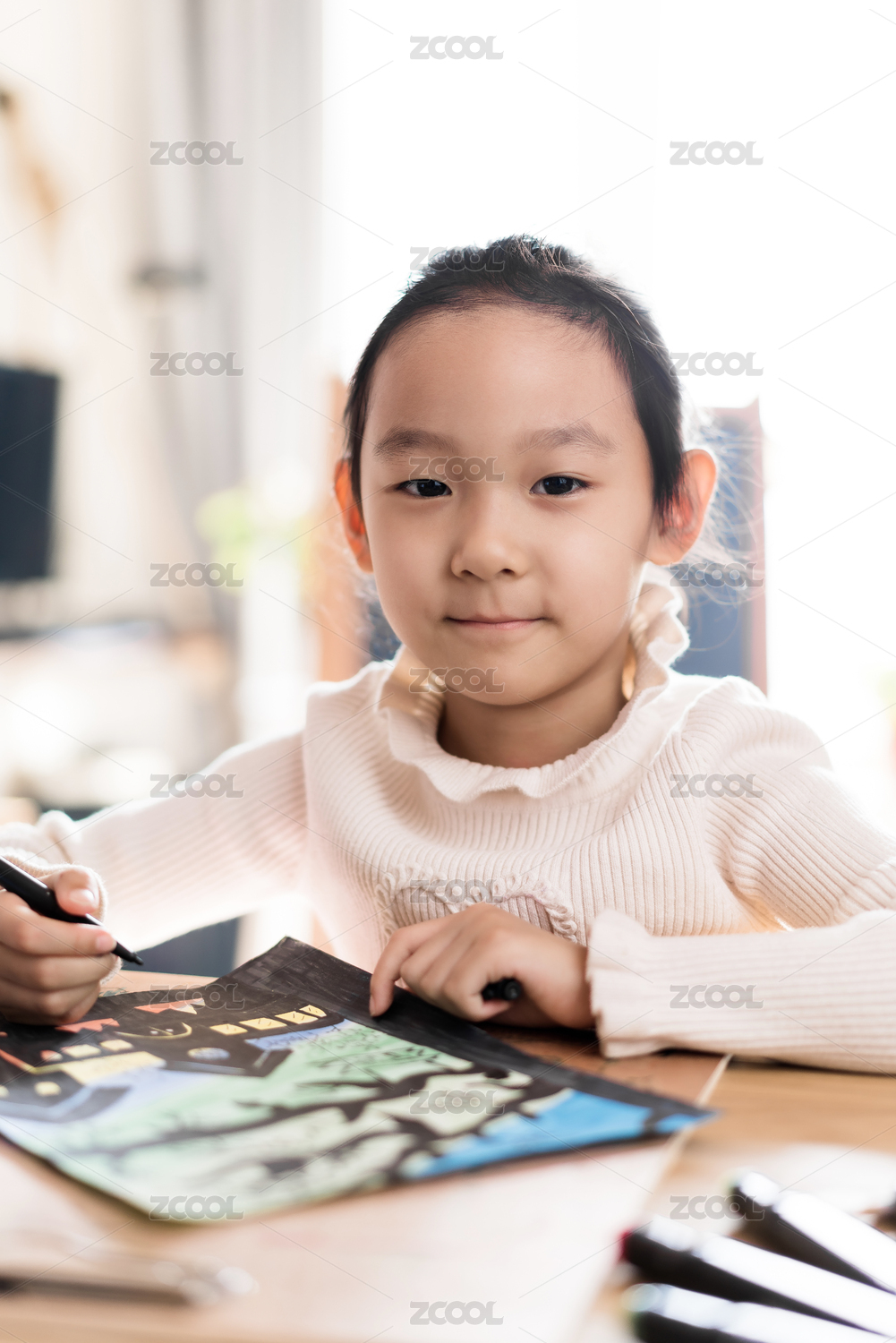一个人在家绘画的中国女孩
