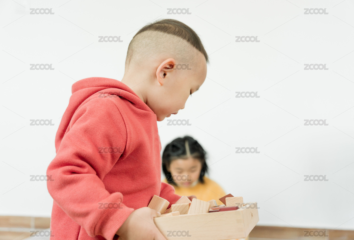 姐姐给弟弟讲绘本故事