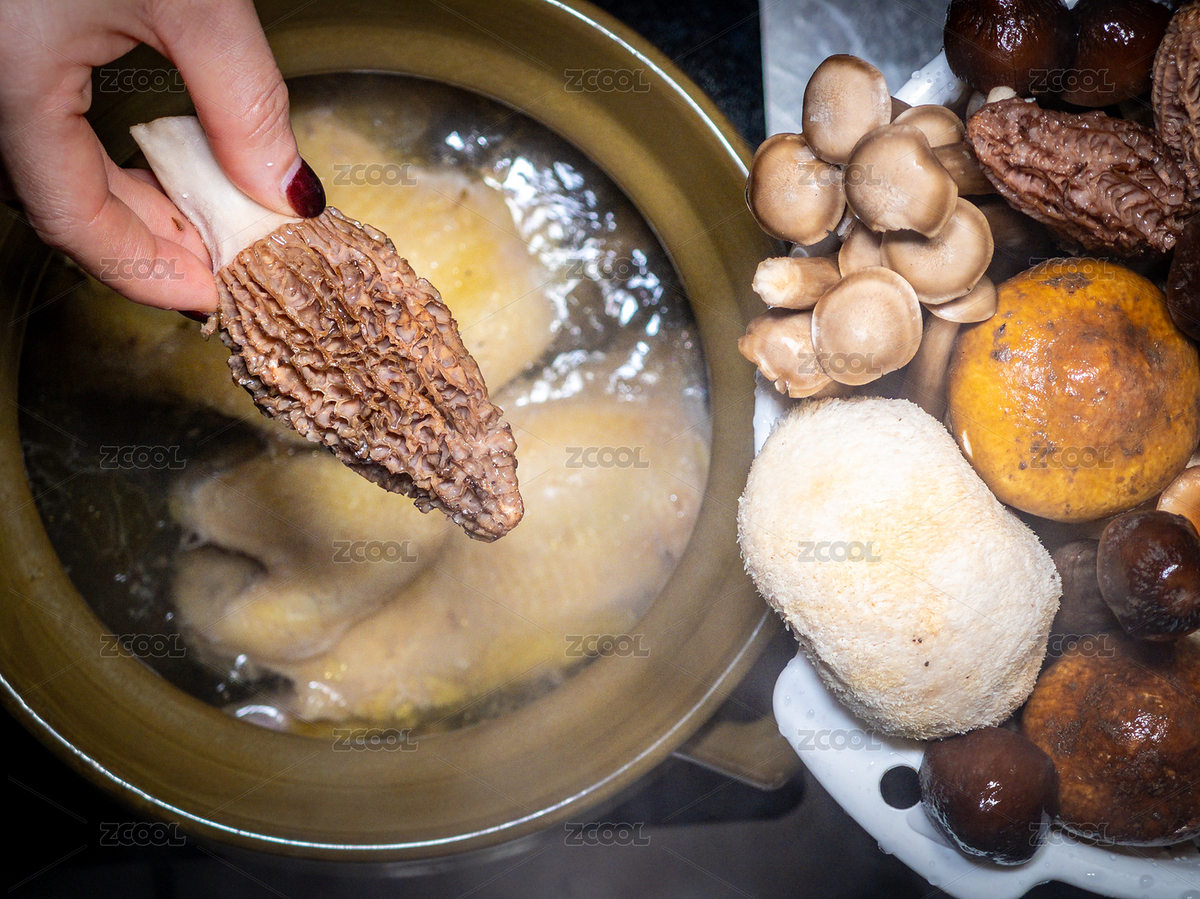 將各色食用菌加入到正在煨燉的雞湯鍋中（主預(yù)覽-9461744） - 未分類(lèi) - 站酷設(shè)計(jì)師STC炳權(quán)原創(chuàng)素材 - 站酷ZCOOL