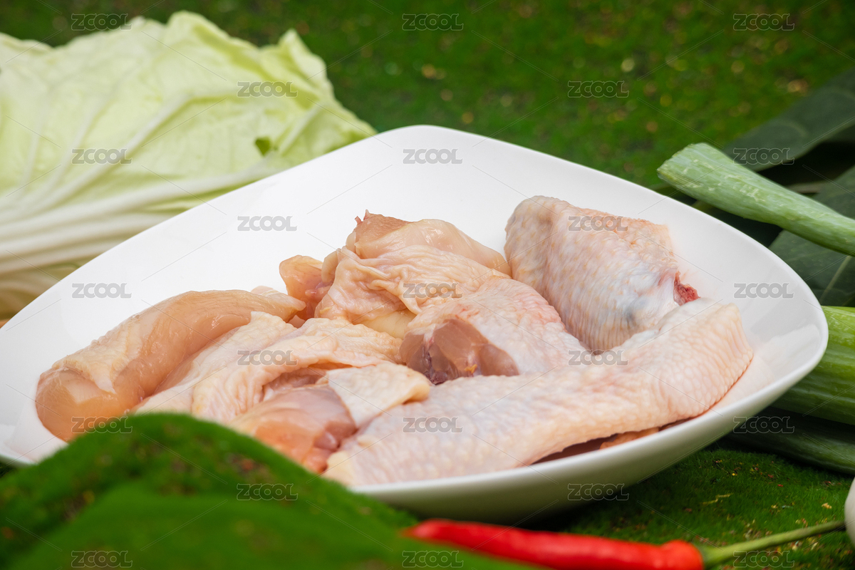 桌面上盤子里裝著新鮮的切塊雞肉食材（主預(yù)覽-11396923） - 未分類 - 站酷設(shè)計師ian12138原創(chuàng)素材 - 站酷ZCOOL