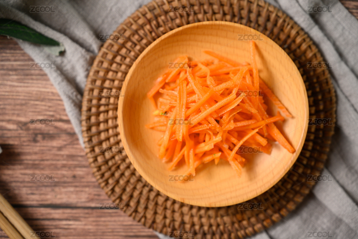 桌面上的盤(pán)子里的美味可口的新鮮胡蘿卜絲（主預(yù)覽-8358688） - 未分類(lèi) - 站酷設(shè)計(jì)師我是小助理原創(chuàng)素材 - 站酷ZCOOL