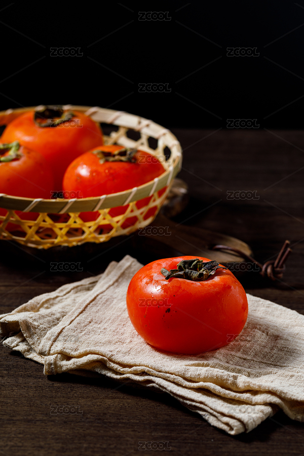 放在棕色木桌上的一筐中國秋季水果紅柿子（主預覽-7568671） - 未分類 - 站酷設計師樂樂的樂食原創(chuàng)素材 - 站酷ZCOOL