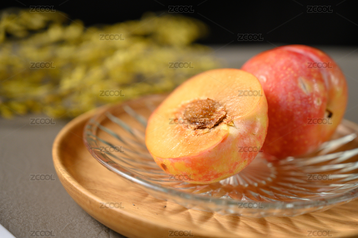 桌面上的盤子里的美味可口的紅布林（主預(yù)覽-8642777） - 未分類 - 站酷設(shè)計師我是小助理原創(chuàng)素材 - 站酷ZCOOL