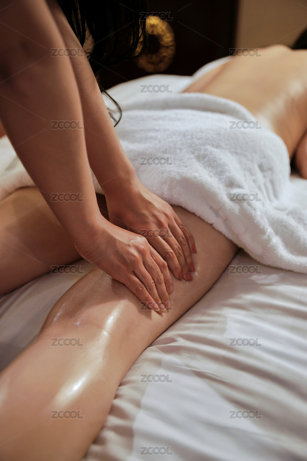 專業(yè)的按摩技師為顧客進(jìn)行保健按摩（主預(yù)覽-6381564） - 未分類 - 站酷設(shè)計(jì)師藍(lán)太陽TNT原創(chuàng)素材 - 站酷ZCOOL