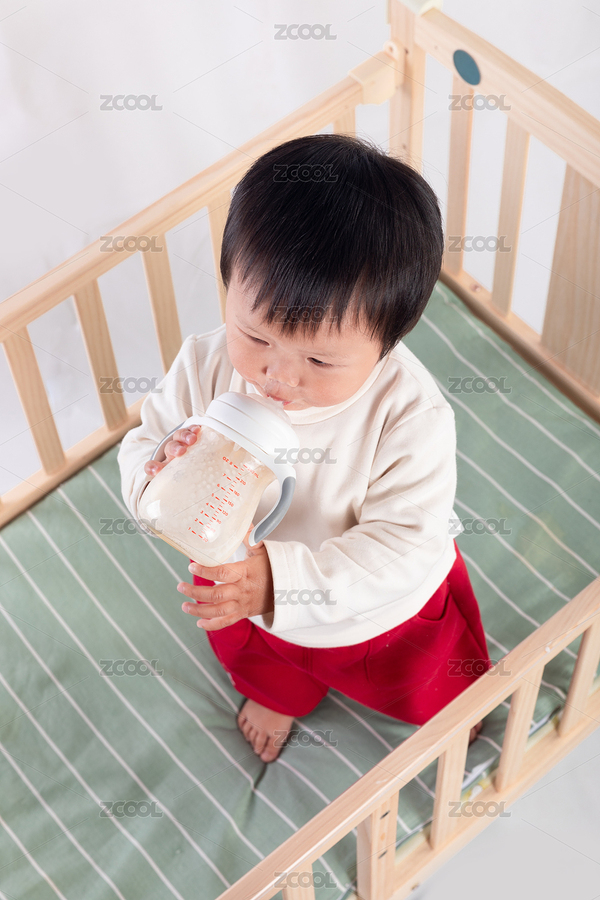 站在婴儿床上的亚洲宝宝手拿奶瓶在喝奶（主预览-7159407） - 未分类 - 站酷设计师丫姐原创素材 - 站酷ZCOOL