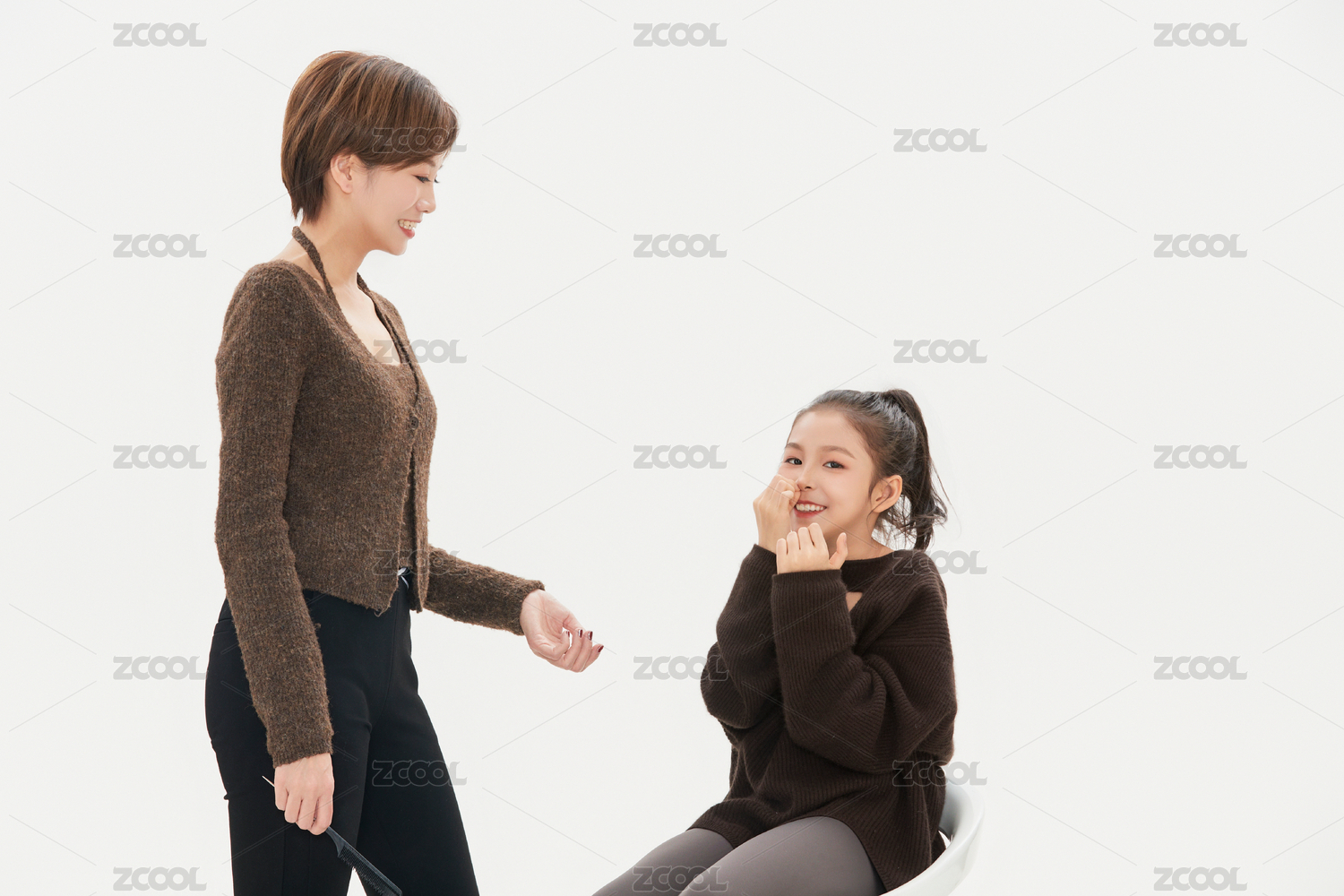 白色背景里的美丽妈妈与可爱女儿亲子人像