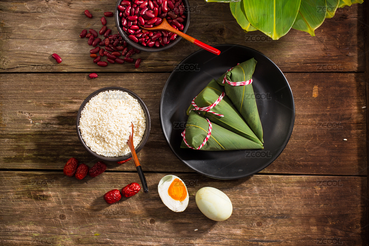 黑色盤子里放著三個(gè)新鮮的尖角粽子，旁邊放著粽子食材（主預(yù)覽-7878846） - 未分類 - 站酷設(shè)計(jì)師鐵棍山藥芝麻片原創(chuàng)素材 - 站酷ZCOOL