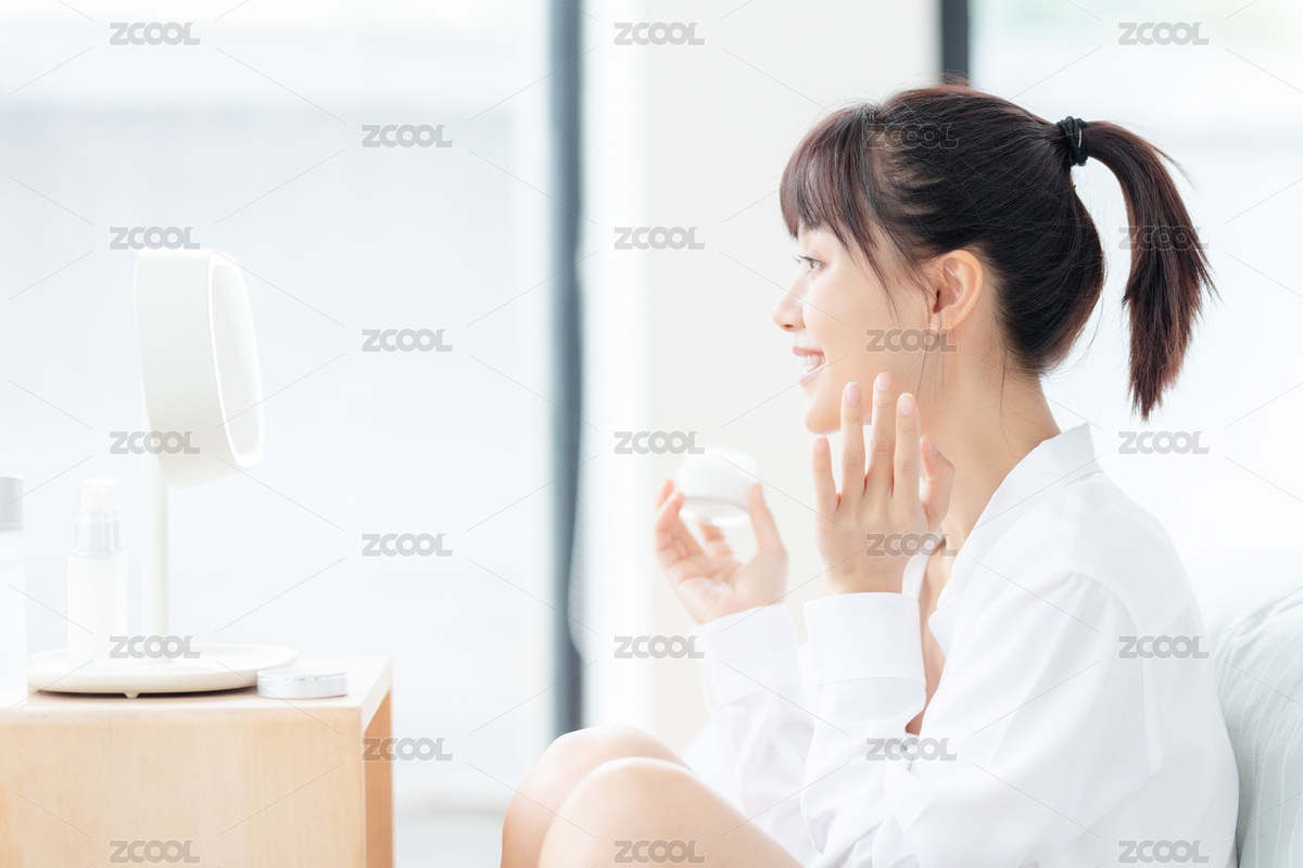 照鏡子化妝的年輕女性（主預覽-9138675） - 未分類 - 站酷設計師站酷素材原創(chuàng)素材 - 站酷ZCOOL