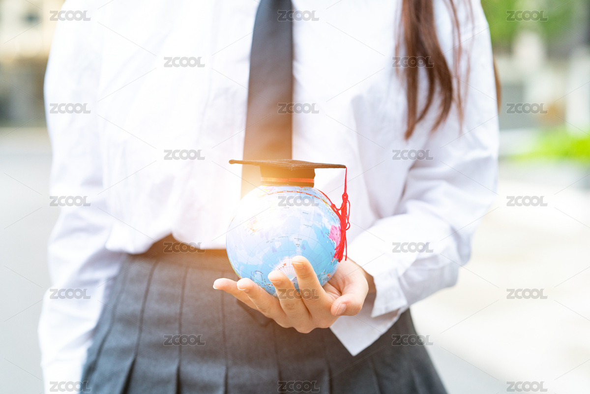 一個身穿制服領(lǐng)帶的美女大學(xué)生留學(xué)生出國留學(xué)海歸手拿著地球儀象征學(xué)歷畢業(yè)畢業(yè)季概念（主預(yù)覽-2408945） - 未分類 - 站酷設(shè)計(jì)師D123D4原創(chuàng)素材 - 站酷ZCOOL