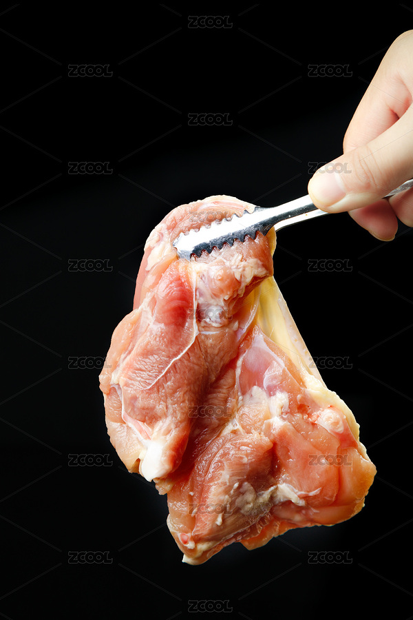 黑底夹子上夹着一块无骨鸡腿肉（主预览-7176763） - 未分类 - 站酷设计师PAOPAO摄影工作室原创素材 - 站酷ZCOOL