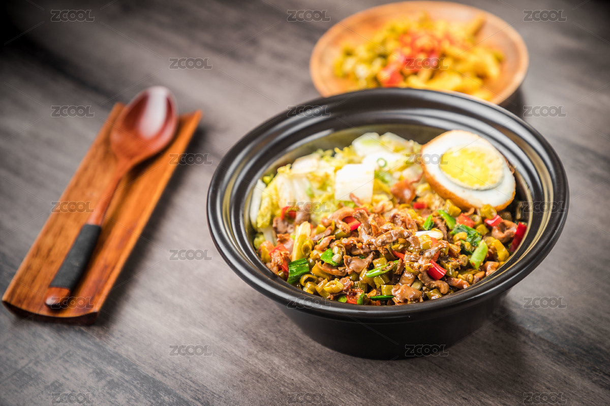 暗色木紋卓上放著一碗酸豆角炒雞雜煲仔飯（主預覽-9082432） - 未分類 - 站酷設計師濤麟攝影原創(chuàng)素材 - 站酷ZCOOL