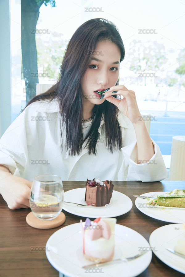 在烘焙店吃蛋糕喝饮料的可爱亚洲少女（主预览-7570779） - 未分类 - 站酷设计师蓝太阳TNT原创素材 - 站酷ZCOOL