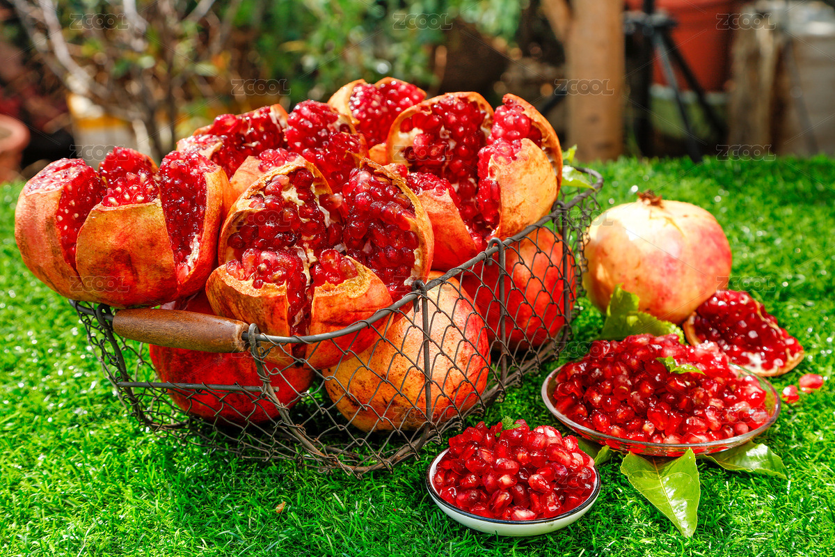 綠色草坪上放著一藍(lán)剝開的紅寶石石榴（主預(yù)覽-7457697） - 未分類 - 站酷設(shè)計(jì)師PAOPAO攝影工作室原創(chuàng)素材 - 站酷ZCOOL