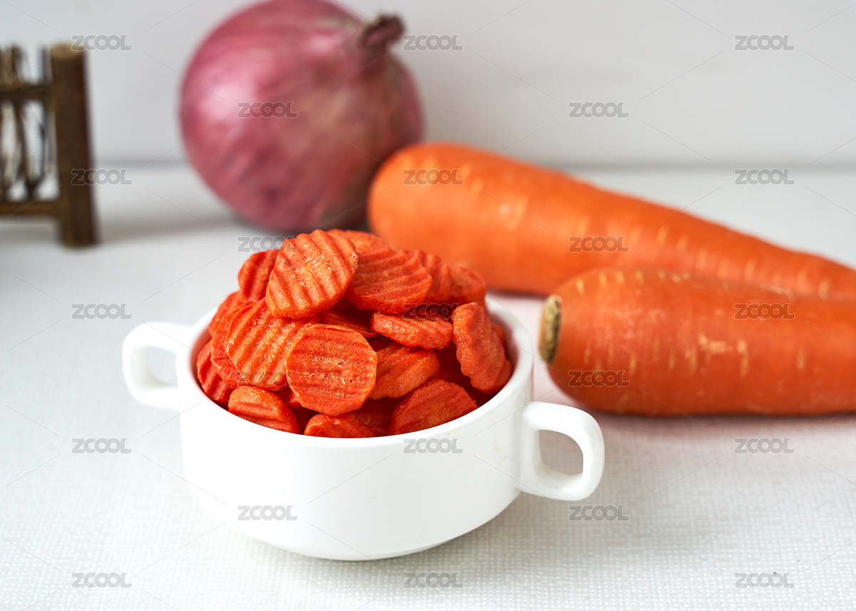 淺色背景下白瓷碗里的胡蘿卜片（主預覽-8273184） - 未分類 - 站酷設(shè)計師密斯楊攝影原創(chuàng)素材 - 站酷ZCOOL