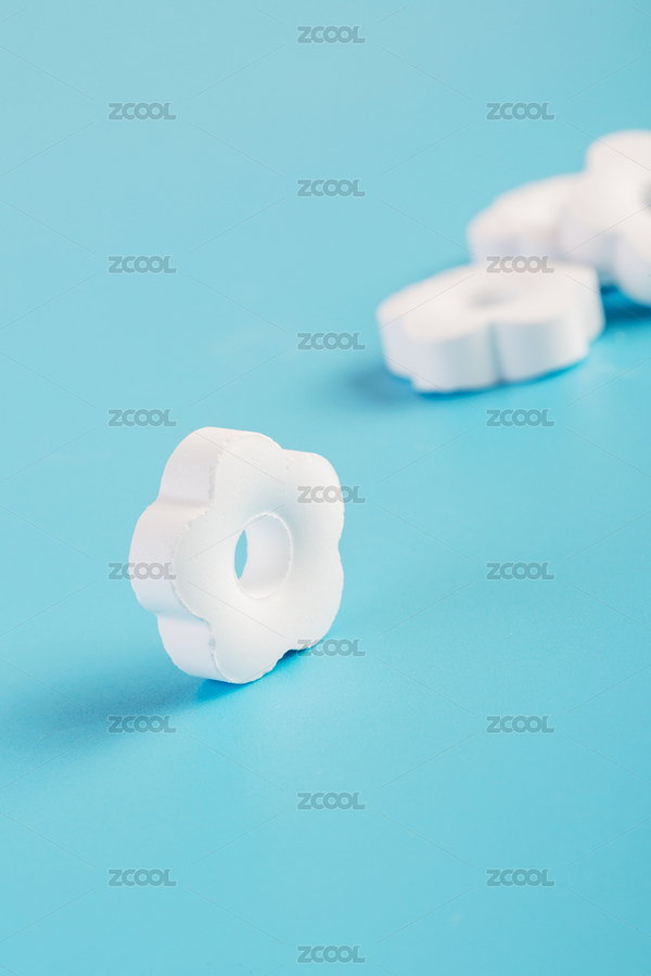 白色的無(wú)糖薄荷糖在藍(lán)色背景上（主預(yù)覽-7927770） - 未分類 - 站酷設(shè)計(jì)師ddukang原創(chuàng)素材 - 站酷ZCOOL