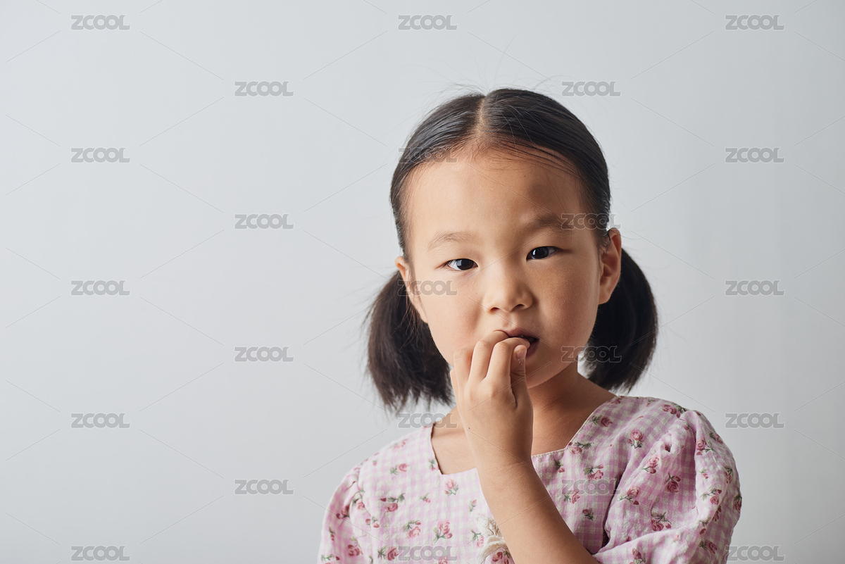 一個啃手指和指甲的小女孩（主預(yù)覽-10155892） - 未分類 - 站酷設(shè)計師蔚藍(lán)的白日夢原創(chuàng)素材 - 站酷ZCOOL