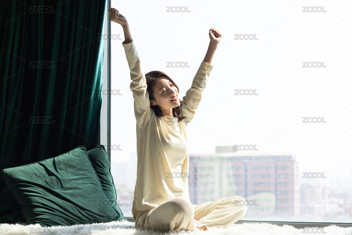一名年轻女性在窗台边伸懒腰（主预览-4541275） - 未分类 - 站酷设计师f11photo原创素材 - 站酷ZCOOL