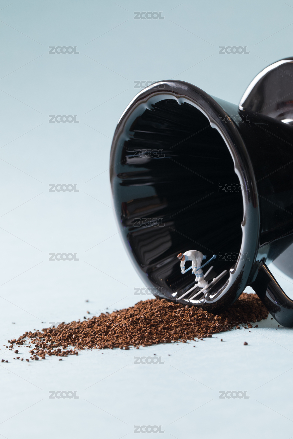 手冲咖啡壶coffee beans with coffee powder on blue background Coffee pot
