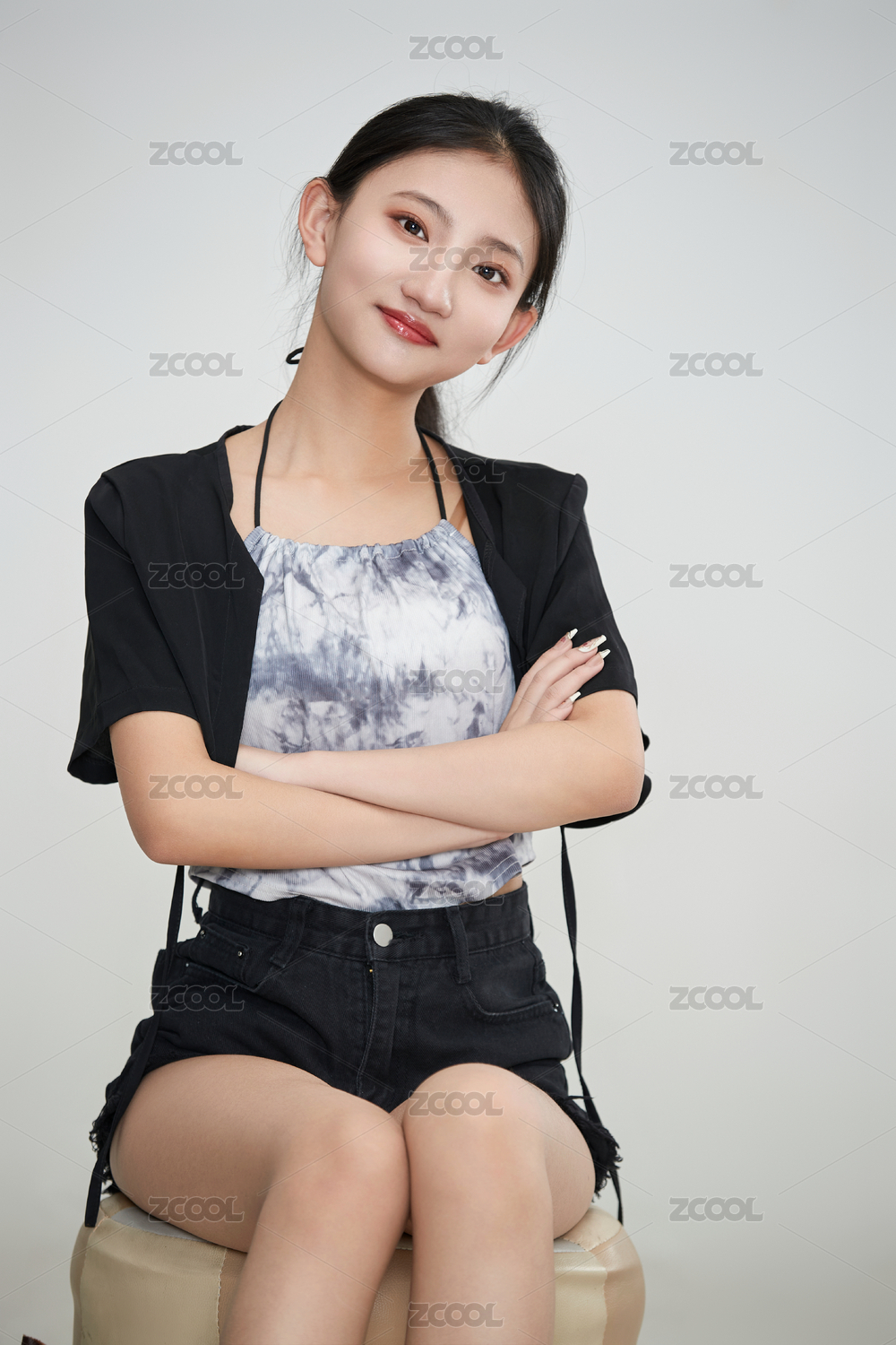 白色背景下做各种面部表情的可爱亚洲少女