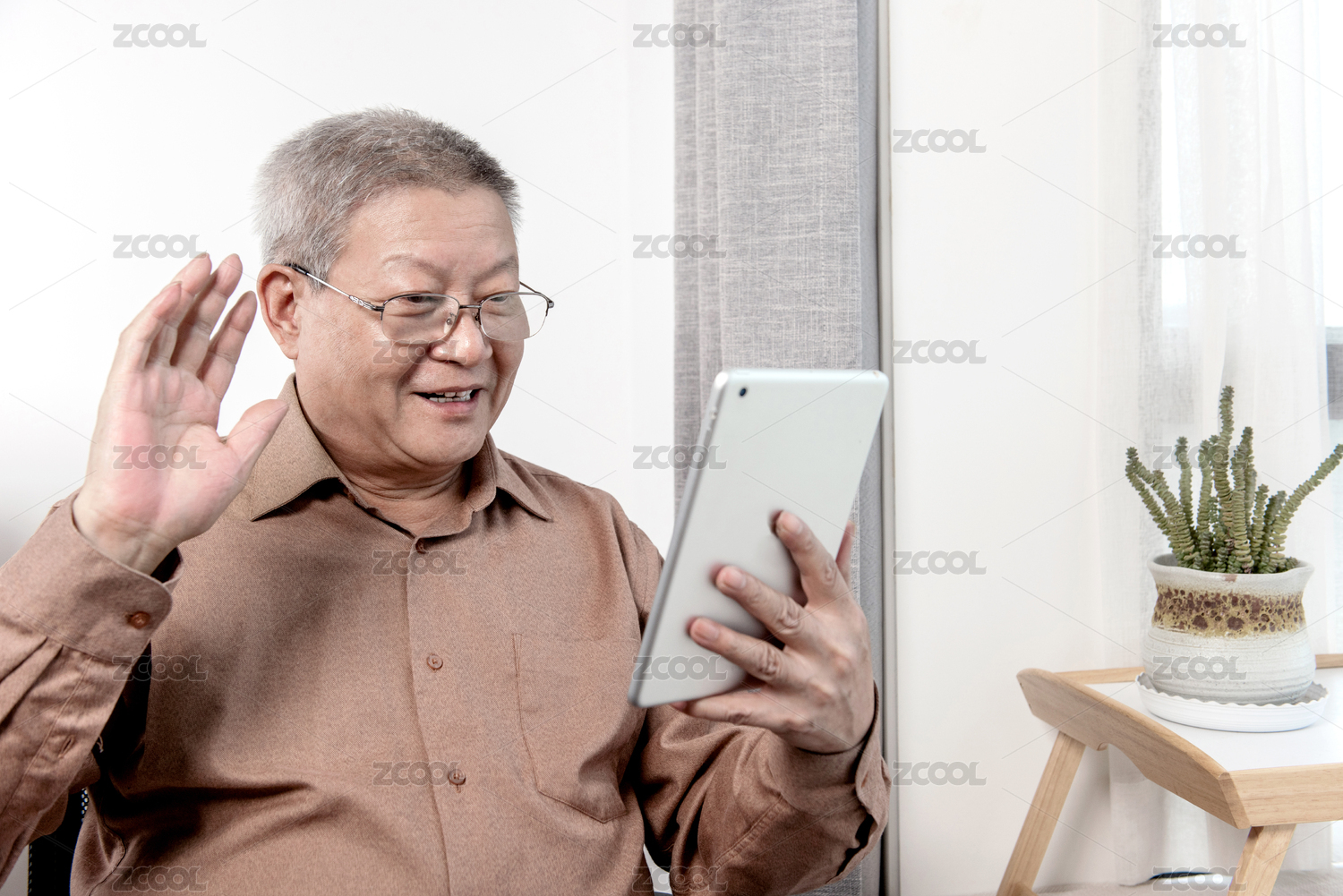 正在看平板电脑的老年人