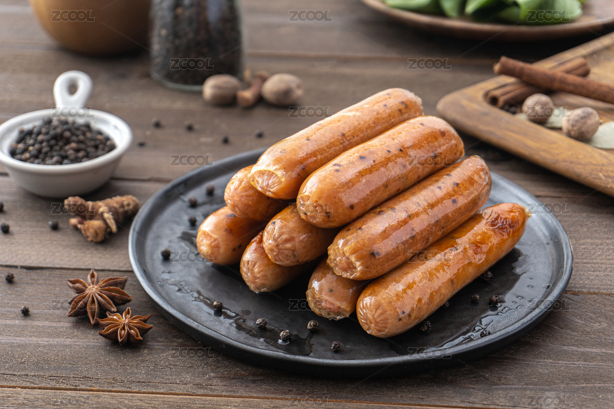 木餐桌上盘子里的烤肠（主预览-7163243） - 未分类 - 站酷设计师斐的美食摄影原创素材 - 站酷ZCOOL