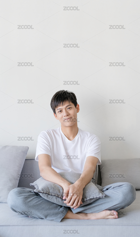 男生一個人坐沙發(fā)上微笑（主預覽-2030154） - 未分類 - 站酷設(shè)計師橘貓Mia原創(chuàng)素材 - 站酷ZCOOL