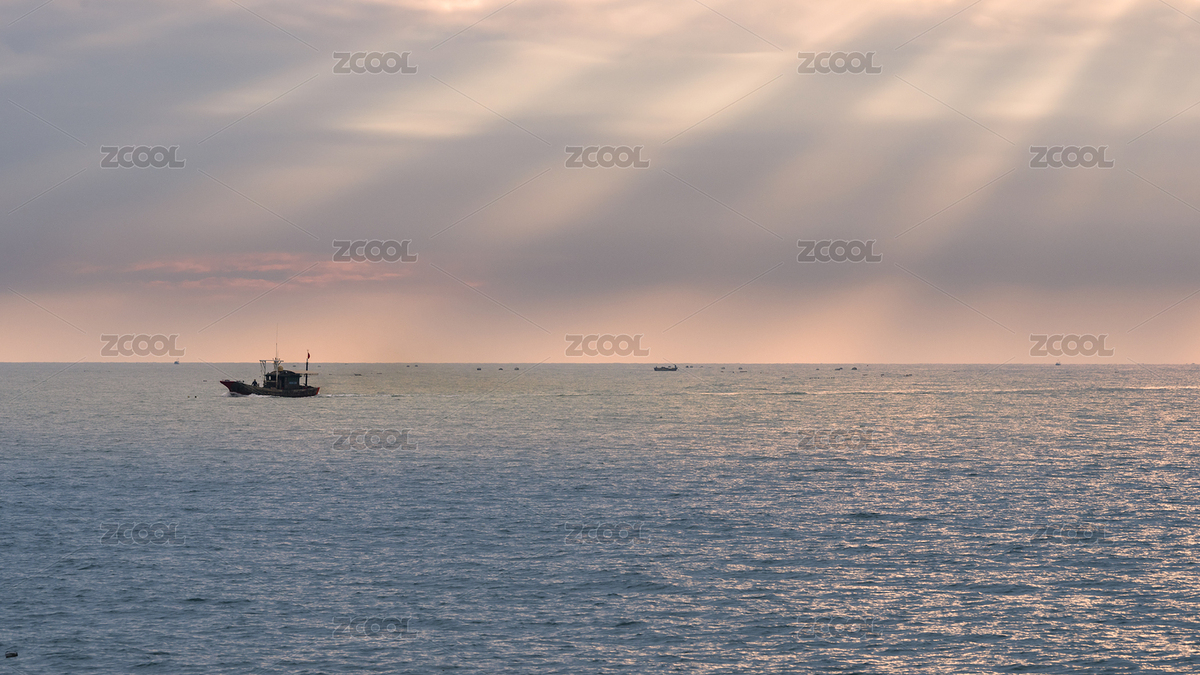 霞光下的一只行駛在海面的小魚船（主預(yù)覽-8499909） - 未分類 - 站酷設(shè)計師三虎998原創(chuàng)素材 - 站酷ZCOOL