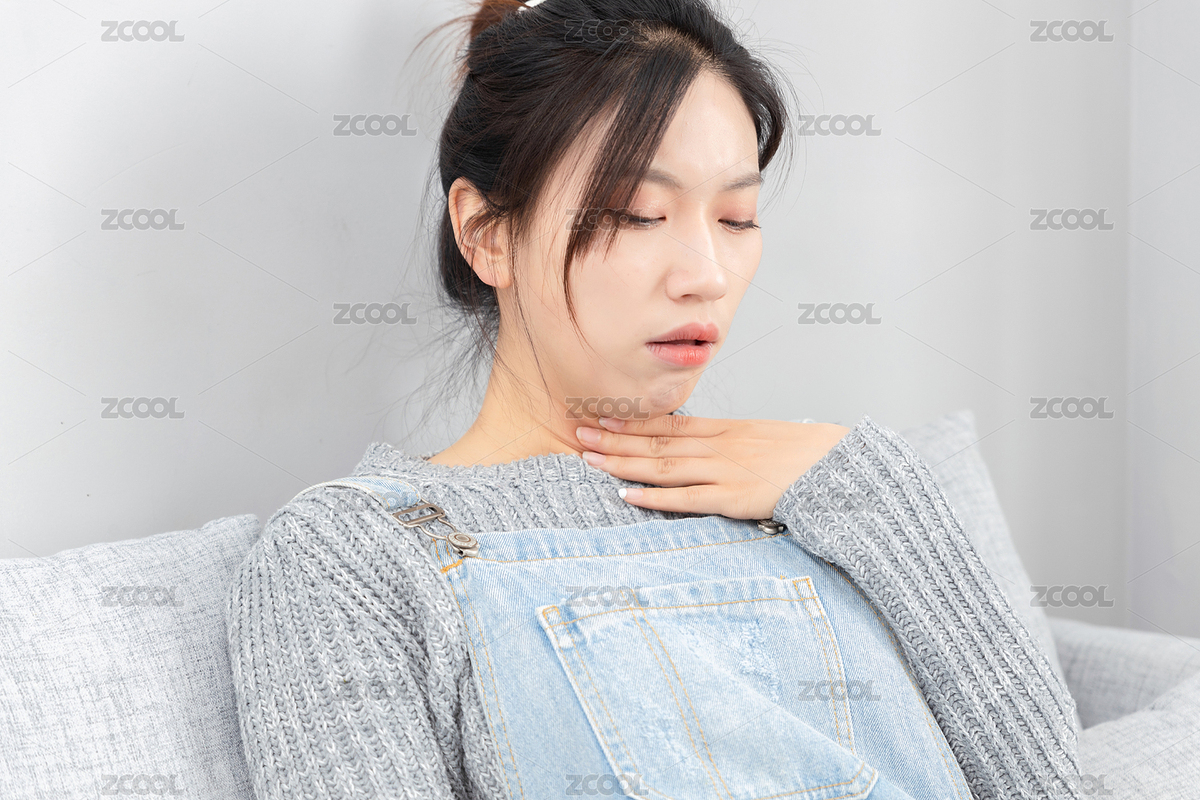 坐在沙發(fā)上喉嚨難受的亞洲女孩（主預(yù)覽-6039682） - 未分類 - 站酷設(shè)計(jì)師龍?zhí)拙褪驱執(zhí)自瓌?chuàng)素材 - 站酷ZCOOL