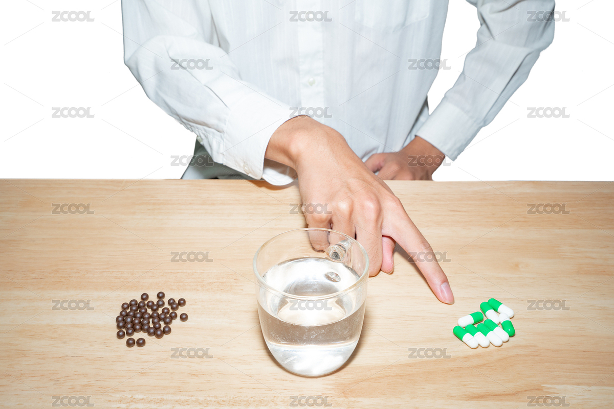 一個(gè)人在中醫(yī)西醫(yī)中藥西藥之間進(jìn)行選擇手指著吃藥治病治療抑郁壓抑焦慮感冒流感概念（主預(yù)覽-8093705） - 未分類 - 站酷設(shè)計(jì)師D123D4原創(chuàng)素材 - 站酷ZCOOL