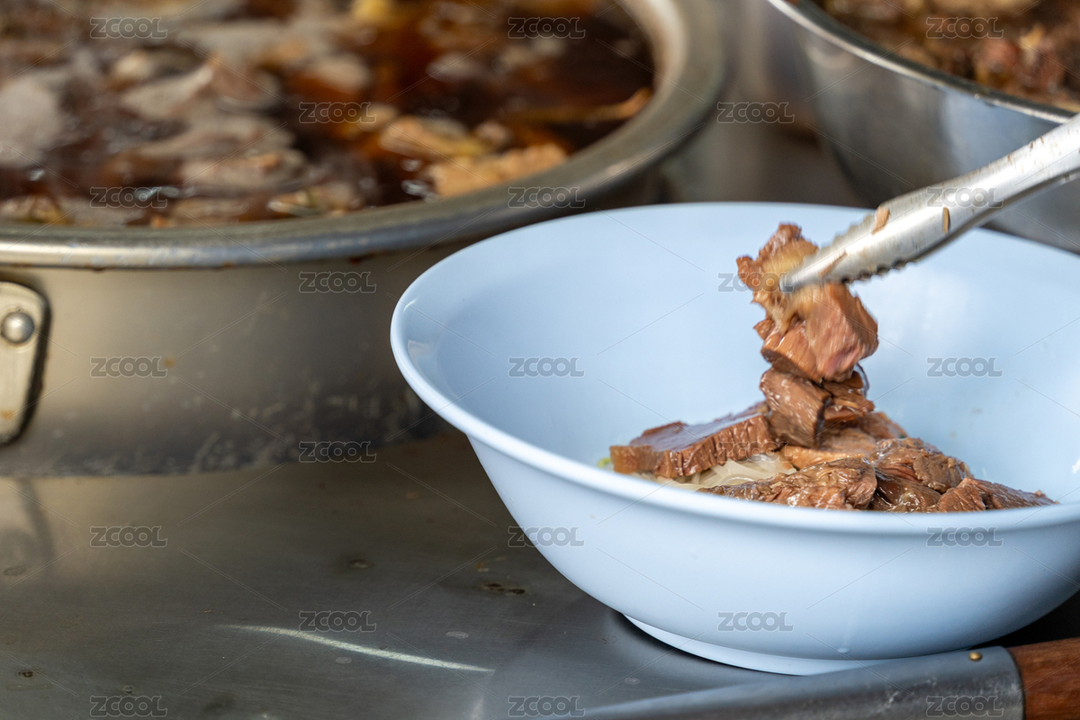 廚師正在廚師正在制作制作泰式牛肉湯粉特寫(xiě)（主預(yù)覽-11980578） - 未分類 - 站酷設(shè)計(jì)師STC炳權(quán)原創(chuàng)素材 - 站酷ZCOOL