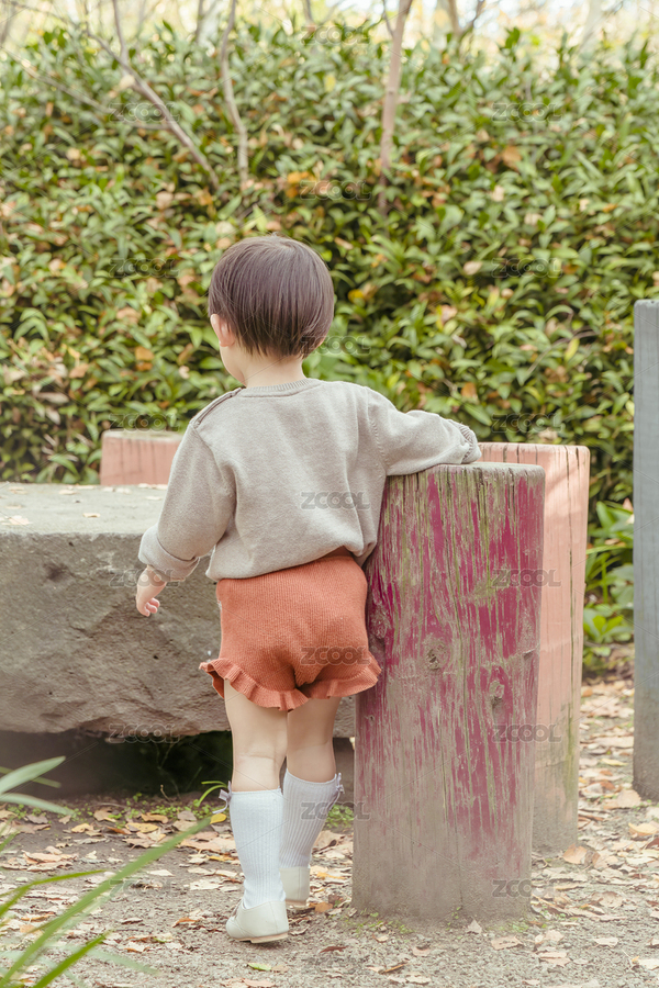 花園石臺(tái)木柱旁的小男孩（主預(yù)覽-7595483） - 未分類 - 站酷設(shè)計(jì)師leeseasun原創(chuàng)素材 - 站酷ZCOOL