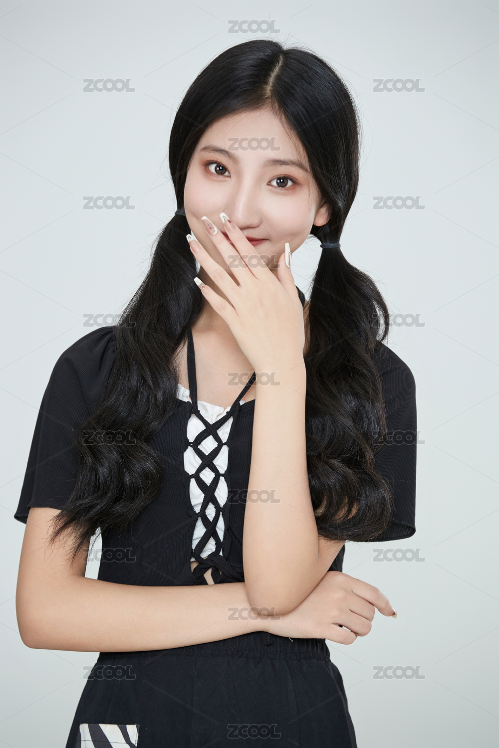 白色背景下做各种面部表情的可爱亚洲少女