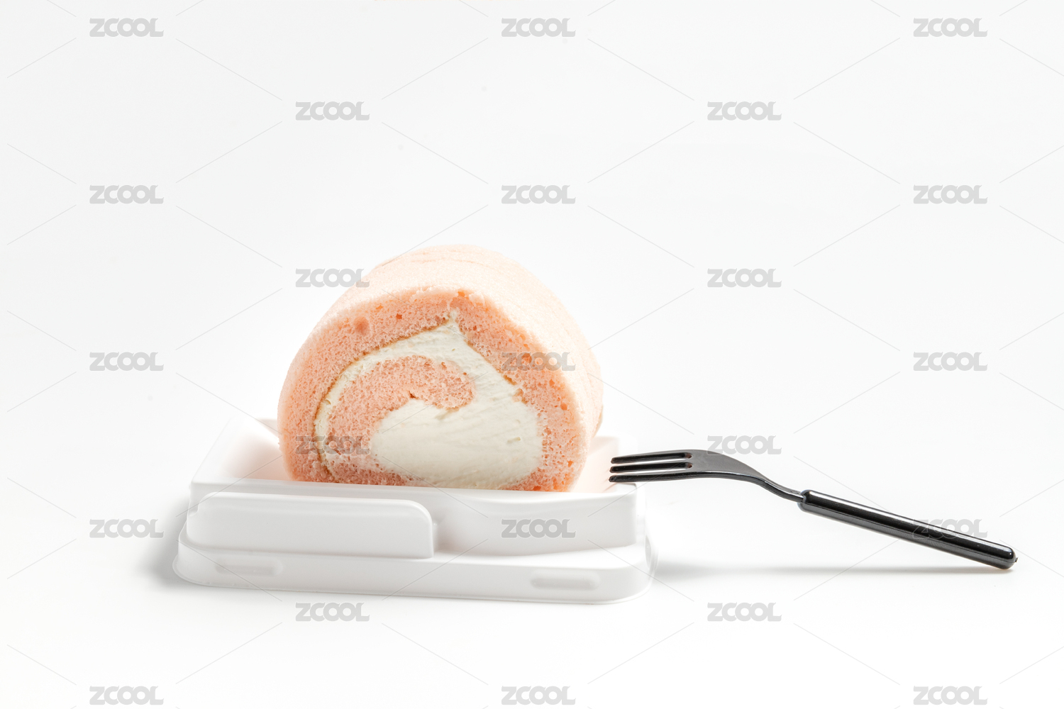 一块放在白色背景上的奶油蛋糕