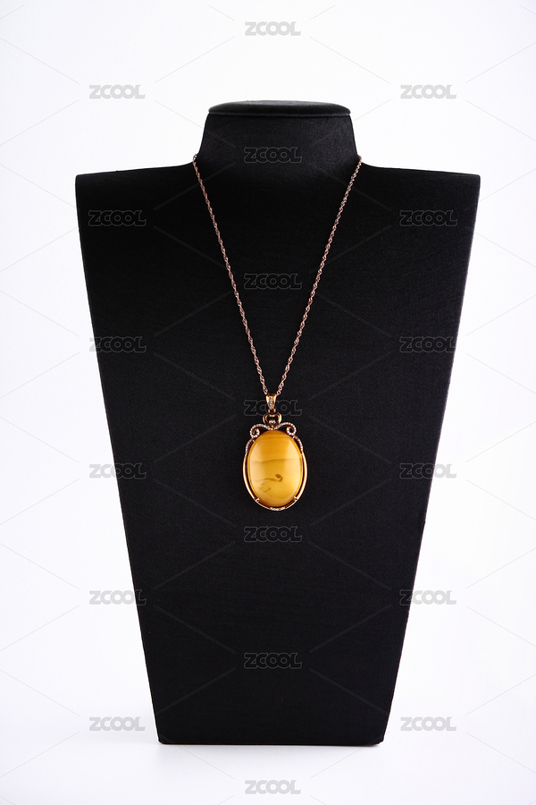 琥珀蜜蜡镶嵌18K金项链吊坠鸡油黄色中式复古佛家禅意的天然珠宝挂在展示架放在白背景上（主预览-8751667） - 未分类 - 站酷设计师两人风格原创素材 - 站酷ZCOOL
