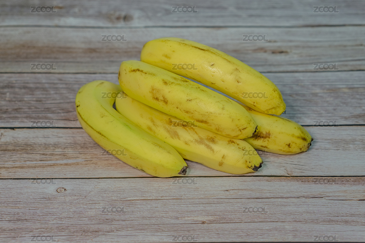 木制臺(tái)面上一梭黃綠色的香蕉（主預(yù)覽-8308395） - 未分類 - 站酷設(shè)計(jì)師粘鍋原創(chuàng)素材 - 站酷ZCOOL